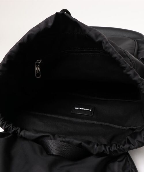 Calvin Klein Jeans（カルヴァンクラインジーンズ）の「CK ナイロンファブリック フラップデザインバックパック（バックパック/リュック・メンズ・ブラック・F）」の5枚目の写真