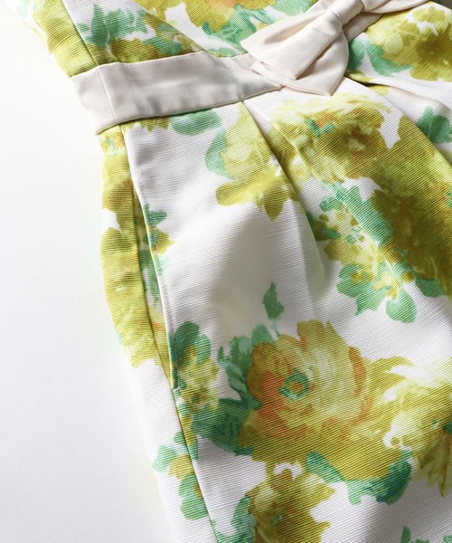 KP（ケーピー）の「スラブグログラン花プリントのジャンパースカート（スーツスカート・キッズ・イエロー/ネイビー・120cm/130cm）」の4枚目の写真
