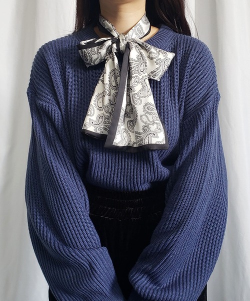 me+em select（ミームセレクト）の「※【 9色展開 】シルクタッチペイズリーロングスカーフ（バンダナ/スカーフ・レディース・アイボリー/ブラック/ブラウン/ネイビー/レッド/イエロー/ベージュ/ブルー/ホワイト・FREE）」の2枚目の写真