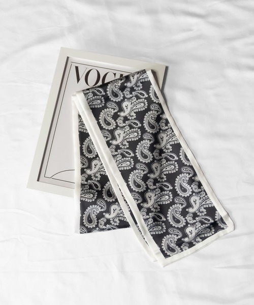 me+em select（ミームセレクト）の「※【 9色展開 】シルクタッチペイズリーロングスカーフ（バンダナ/スカーフ・レディース・アイボリー/ブラック/ブラウン/ネイビー/レッド/イエロー/ベージュ/ブルー/ホワイト・FREE）」の3枚目の写真