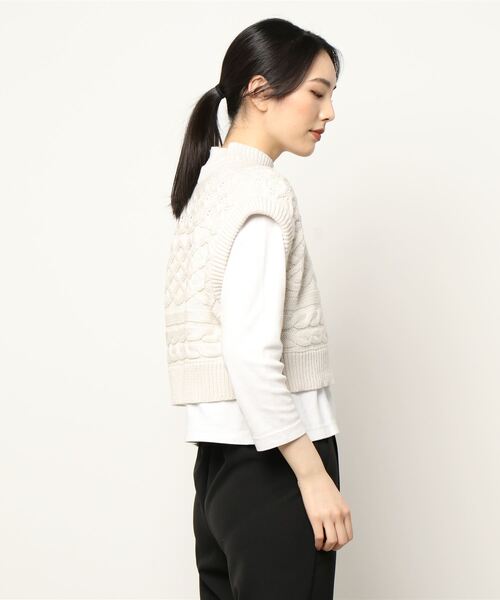 AULI（アウリィ）の「【低身長向けサイズ】ケーブルニットベスト（ベスト・レディース・ブラック/オフホワイト/イエロー×グリーン・XS）」の4枚目の写真