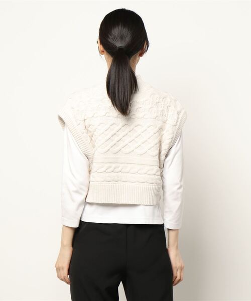 AULI（アウリィ）の「【低身長向けサイズ】ケーブルニットベスト（ベスト・レディース・ブラック/オフホワイト/イエロー×グリーン・XS）」の5枚目の写真