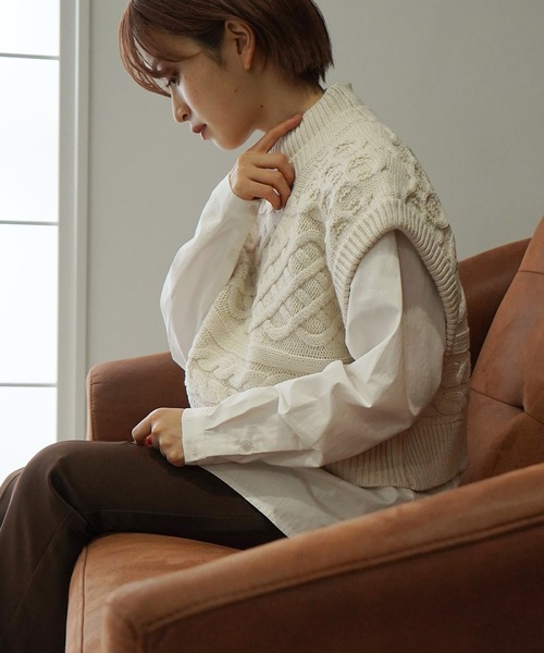 AULI（アウリィ）の「【低身長向けサイズ】ケーブルニットベスト（ベスト・レディース・ブラック/オフホワイト/イエロー×グリーン・XS）」の2枚目の写真