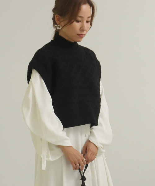 AULI（アウリィ）の「【低身長向けサイズ】ケーブルニットベスト（ベスト・レディース・ブラック/オフホワイト/イエロー×グリーン・XS）」の3枚目の写真