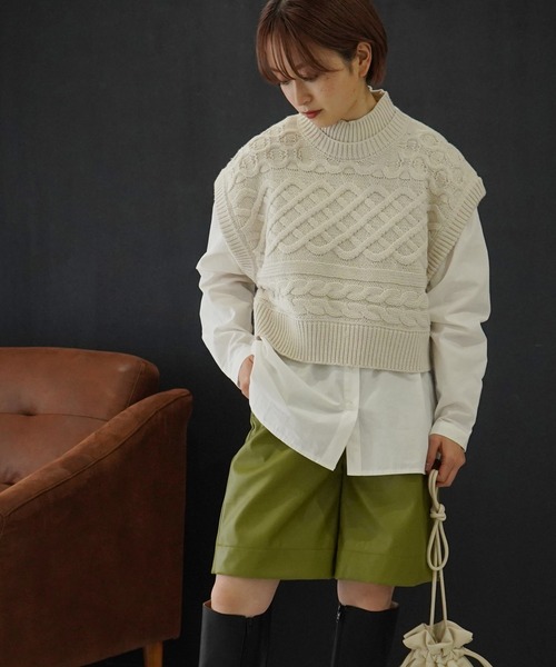 AULI（アウリィ）の「【低身長向けサイズ】ケーブルニットベスト（ベスト・レディース・ブラック/オフホワイト/イエロー×グリーン・XS）」の9枚目の写真
