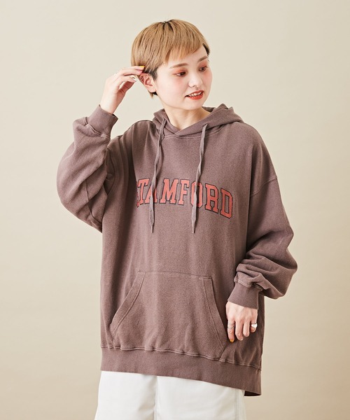 CUBE SUGAR(キューブシュガー)の「空紡糸ミニ裏毛ピグメント染プルオーバーロゴパーカー(パーカー・レディース・イエロー/ブルー/モカ/ラベンダー・M)」の2枚目の写真