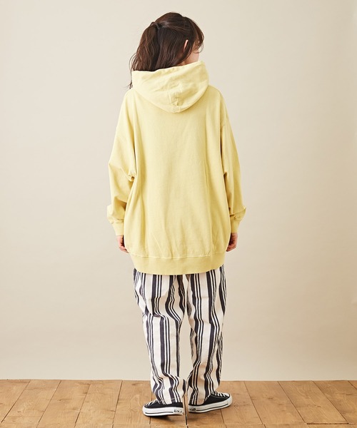 CUBE SUGAR(キューブシュガー)の「空紡糸ミニ裏毛ピグメント染プルオーバーロゴパーカー(パーカー・レディース・イエロー/ブルー/モカ/ラベンダー・M)」の16枚目の写真