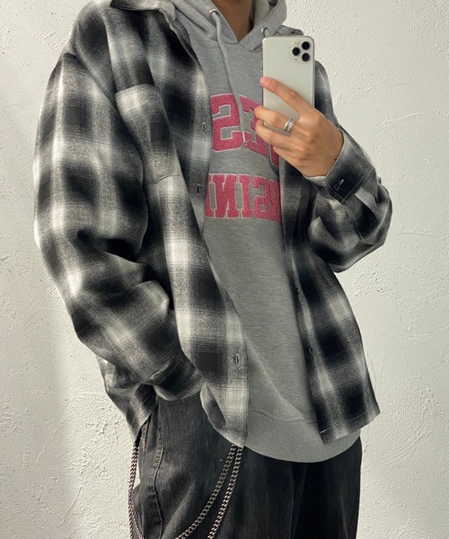 kutir(クティール)の「サガラ刺繍カレッジロゴパーカー(パーカー・メンズ・ライトグレー/イエロー/グリーン/ラベンダー・MEDIUM/LARGE)」の2枚目の写真