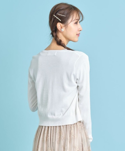 tocco closet（トッコ　クローゼット）の「フラワーモチーフ釦ＵＶ加工クルーネックカーディガン（カーディガン/ボレロ・レディース・ブラック/オフホワイト・M）」の7枚目の写真