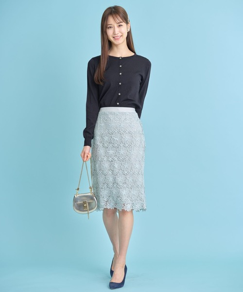 tocco closet（トッコ　クローゼット）の「フラワーモチーフ釦ＵＶ加工クルーネックカーディガン（カーディガン/ボレロ・レディース・ブラック/オフホワイト・M）」の8枚目の写真