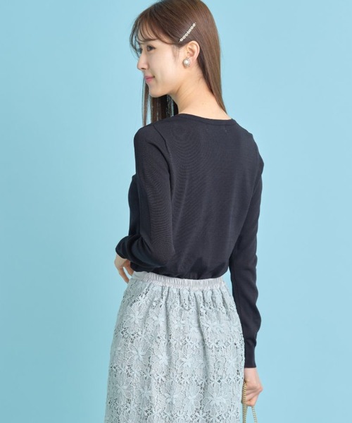 tocco closet（トッコ　クローゼット）の「フラワーモチーフ釦ＵＶ加工クルーネックカーディガン（カーディガン/ボレロ・レディース・ブラック/オフホワイト・M）」の12枚目の写真
