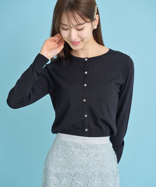 tocco closet（トッコ　クローゼット）の「フラワーモチーフ釦ＵＶ加工クルーネックカーディガン（カーディガン/ボレロ・レディース・ブラック/オフホワイト・M）」の9枚目の写真