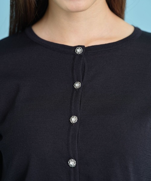 tocco closet（トッコ　クローゼット）の「フラワーモチーフ釦ＵＶ加工クルーネックカーディガン（カーディガン/ボレロ・レディース・ブラック/オフホワイト・M）」の10枚目の写真