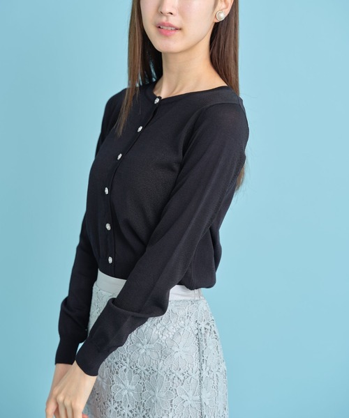 tocco closet（トッコ　クローゼット）の「フラワーモチーフ釦ＵＶ加工クルーネックカーディガン（カーディガン/ボレロ・レディース・ブラック/オフホワイト・M）」の11枚目の写真