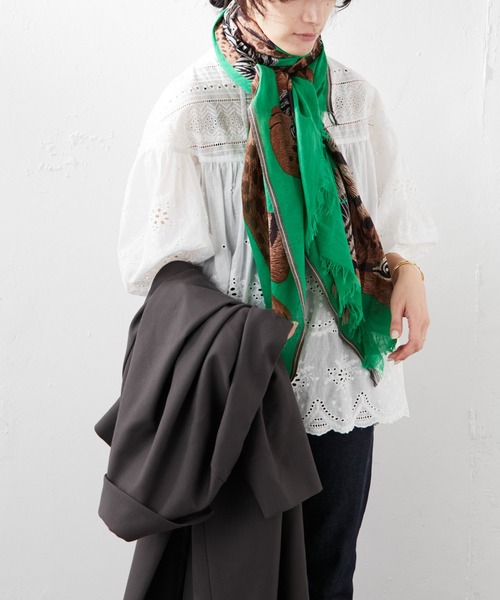 ear PAPILLONNER（イアパピヨネ）の「【INOUI Editions（イヌイエディションズ）】アニマルトリオ柄ストール（ストール/ショール・レディース・ホワイト/サックスブルー/グリーン・FREE）」の5枚目の写真