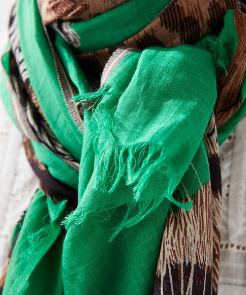 ear PAPILLONNER（イアパピヨネ）の「【INOUI Editions（イヌイエディションズ）】アニマルトリオ柄ストール（ストール/ショール・レディース・ホワイト/サックスブルー/グリーン・FREE）」の6枚目の写真