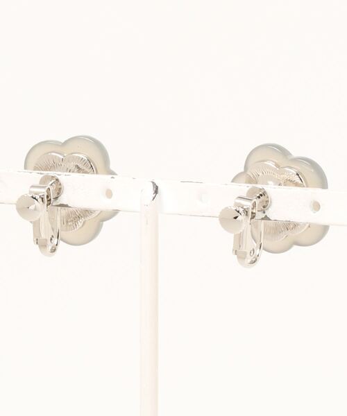 Me%（ミィパーセント）の「ミルキーフラワーイヤリング（イヤリング・レディース・イエロー/グレー・FREE）」の3枚目の写真