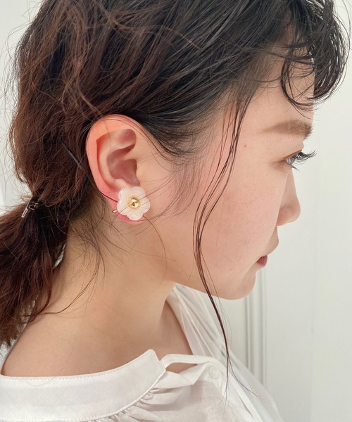 Me%（ミィパーセント）の「ミルキーフラワーイヤリング（イヤリング・レディース・イエロー/グレー・FREE）」の7枚目の写真