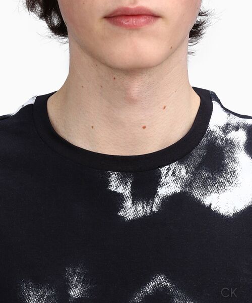 Calvin Klein（カルバン・クライン）の「フラワープリントコンフォートTシャツ（Tシャツ/カットソー・メンズ・ブラック系その他・S/M/L/XL）」の5枚目の写真