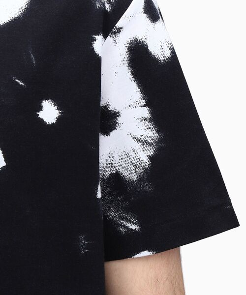 Calvin Klein（カルバン・クライン）の「フラワープリントコンフォートTシャツ（Tシャツ/カットソー・メンズ・ブラック系その他・S/M/L/XL）」の7枚目の写真