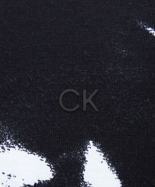 Calvin Klein（カルバン・クライン）の「フラワープリントコンフォートTシャツ（Tシャツ/カットソー・メンズ・ブラック系その他・S/M/L/XL）」の8枚目の写真