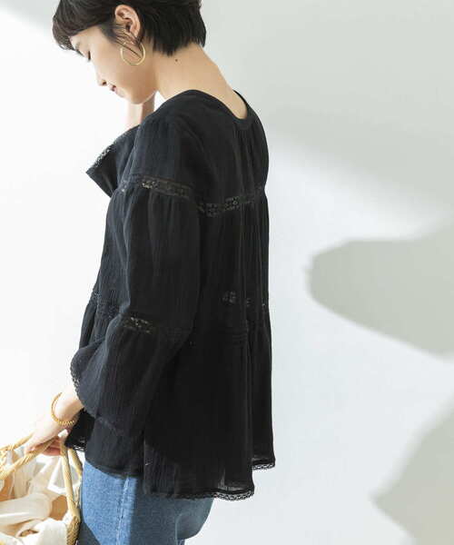 URBAN RESEARCH（アーバンリサーチ）の「前後2WAY楊柳ティアードブラウス（シャツ/ブラウス・レディース・オフホワイト/ブラック・FREE）」の5枚目の写真