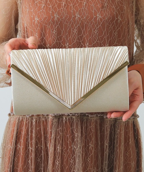 Kana（カナ）の「V字プレート プリーツ 3WAY パーティーバッグ 結婚式 お呼ばれ オケージョン（クラッチバッグ・レディース・ベージュ/シルバー/ブラック・フリー）」の2枚目の写真