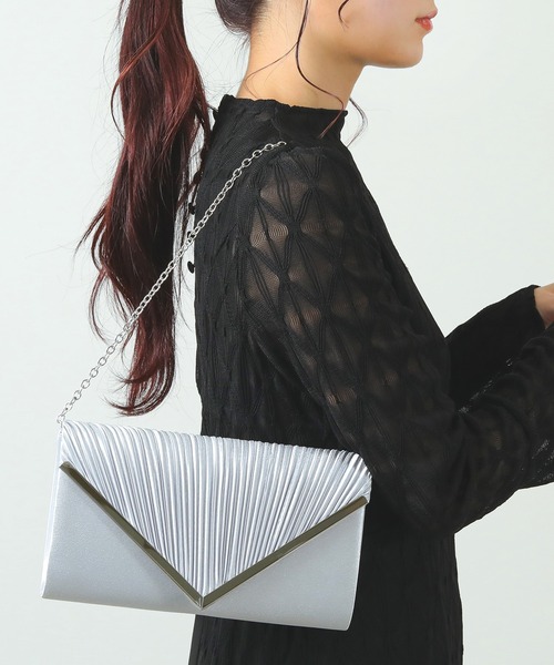 Kana（カナ）の「V字プレート プリーツ 3WAY パーティーバッグ 結婚式 お呼ばれ オケージョン（クラッチバッグ・レディース・ベージュ/シルバー/ブラック・フリー）」の3枚目の写真