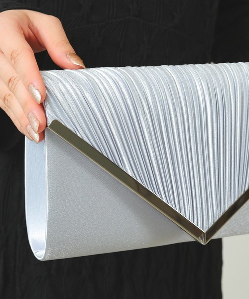 Kana（カナ）の「V字プレート プリーツ 3WAY パーティーバッグ 結婚式 お呼ばれ オケージョン（クラッチバッグ・レディース・ベージュ/シルバー/ブラック・フリー）」の12枚目の写真