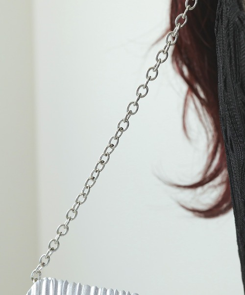 Kana（カナ）の「V字プレート プリーツ 3WAY パーティーバッグ 結婚式 お呼ばれ オケージョン（クラッチバッグ・レディース・ベージュ/シルバー/ブラック・フリー）」の10枚目の写真