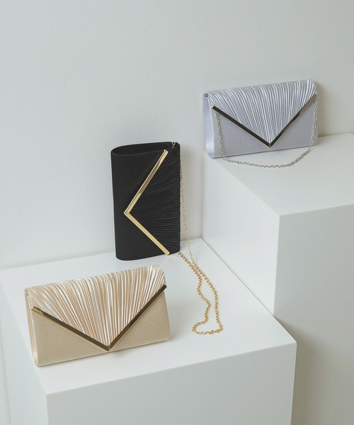 Kana（カナ）の「V字プレート プリーツ 3WAY パーティーバッグ 結婚式 お呼ばれ オケージョン（クラッチバッグ・レディース・ベージュ/シルバー/ブラック・フリー）」の4枚目の写真