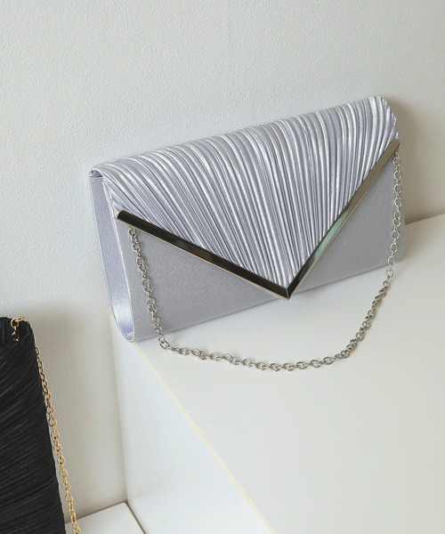 Kana（カナ）の「V字プレート プリーツ 3WAY パーティーバッグ 結婚式 お呼ばれ オケージョン（クラッチバッグ・レディース・ベージュ/シルバー/ブラック・フリー）」の6枚目の写真