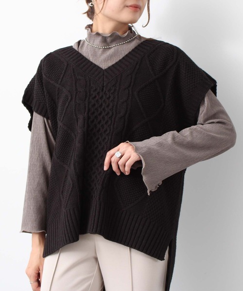 toucher du brise（トゥシェドブリーズ）の「柄編み Vネック ニットベスト（ベスト・レディース・ベージュ/オレンジ/ブラック/ブルー・M）」の2枚目の写真