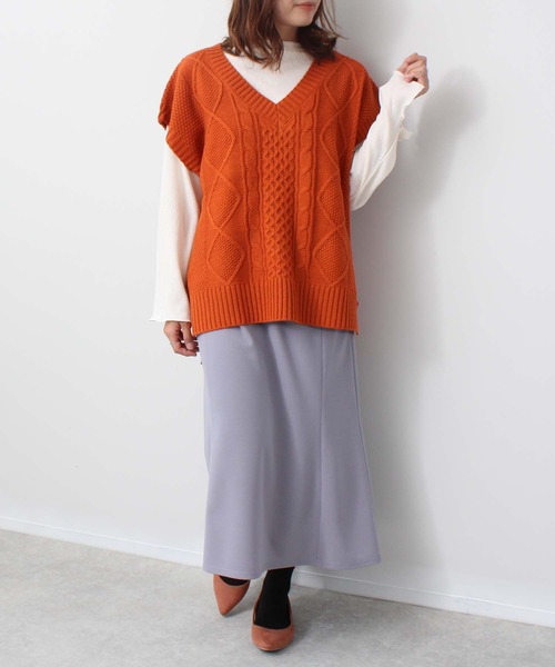 toucher du brise（トゥシェドブリーズ）の「柄編み Vネック ニットベスト（ベスト・レディース・ベージュ/オレンジ/ブラック/ブルー・M）」の18枚目の写真