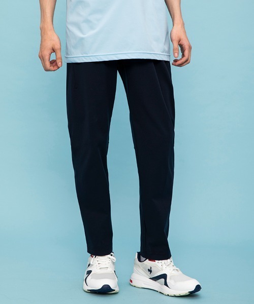 le coq sportif(ルコックスポルティフ)の「AIR STYLISH PANTS ルフ・フォルム(ヘランカツイルジャージ)(その他パンツ・メンズ・ネイビー/ブラック・XL/M/L/XXL/S)」の1枚目の写真