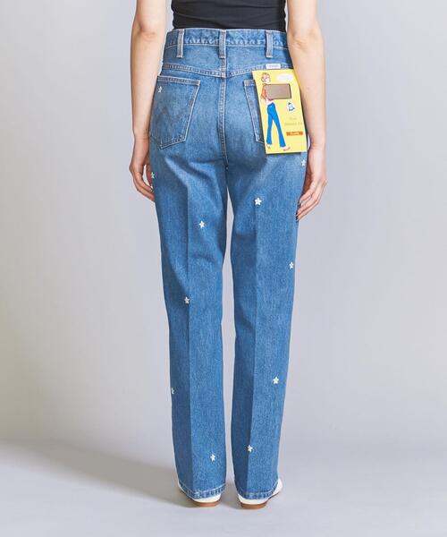 Wrangler（ラングラー）の「【別注】＜Wrangler＞エンブロイダリー フレアデニムパンツ（デニムパンツ・レディース・ライトブルー・M/S）」の3枚目の写真