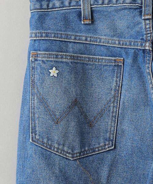 Wrangler（ラングラー）の「【別注】＜Wrangler＞エンブロイダリー フレアデニムパンツ（デニムパンツ・レディース・ライトブルー・M/S）」の2枚目の写真