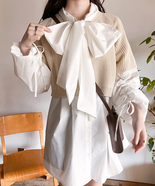 Mysa&Liina（ミーサリーナ）の「ニットベスト×ボウタイブラウス