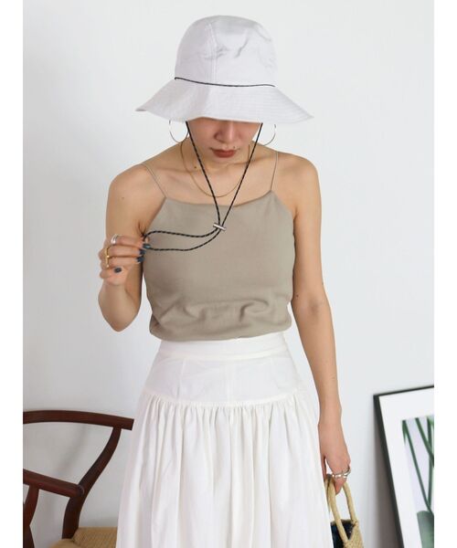Ungrid(アングリッド)の「パット付きスクエアキャミソール(キャミソール・レディース・ブラック/ベージュ/アイボリー・FREE)」の1枚目の写真