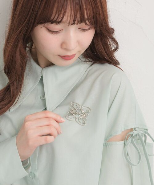 ems excite（エムズエキサイト）の「ブローチ付ショートSH（シャツ/ブラウス・レディース・ホワイト/グレー系その他・FREE）」の22枚目の写真