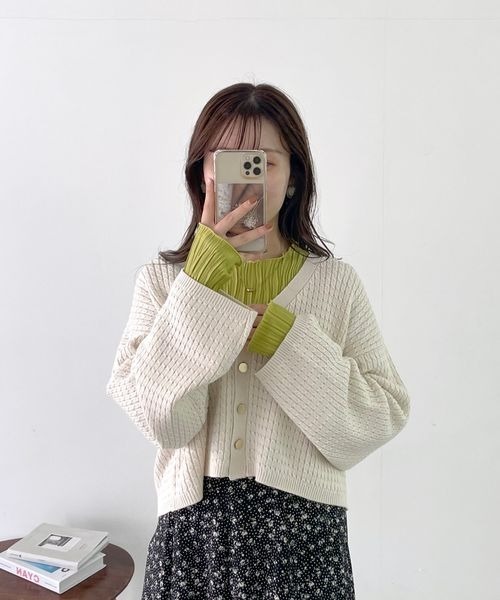 mysty woman（ミスティウーマン）の「ミニケーブルメタルボタンカーデ972191（カーディガン/ボレロ・レディース・ブラック/オフホワイト/グリーン/モカ・FREE）」の2枚目の写真