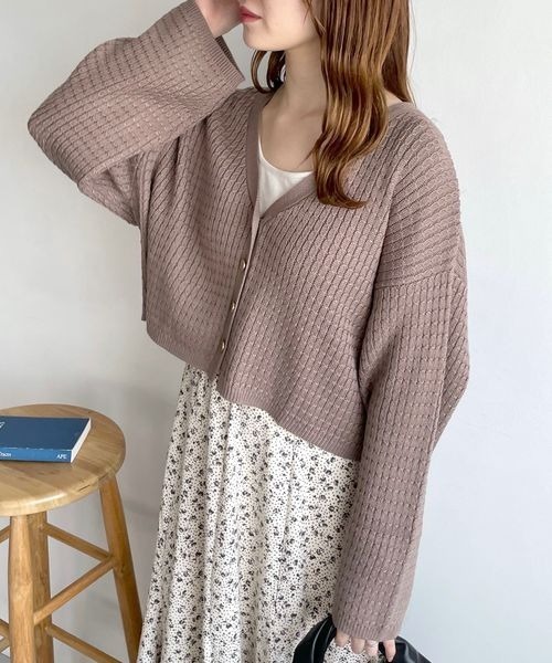 mysty woman（ミスティウーマン）の「ミニケーブルメタルボタンカーデ972191（カーディガン/ボレロ・レディース・ブラック/オフホワイト/グリーン/モカ・FREE）」の4枚目の写真