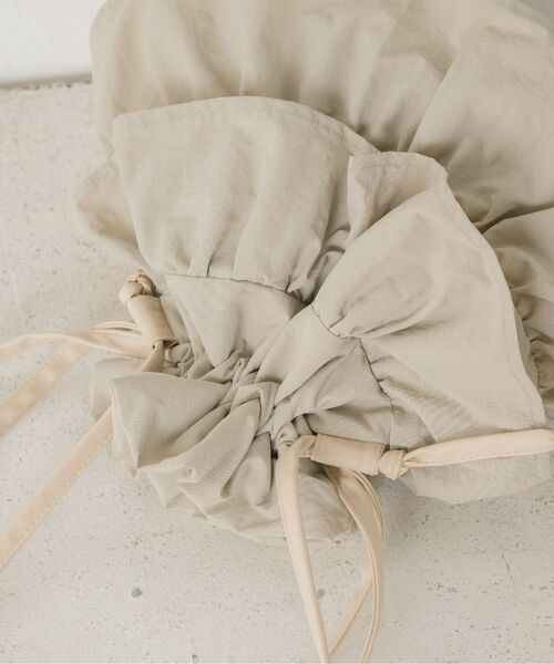 RETRO GIRL（レトロガール）の「フリル巾着ショルダーバッグ（ショルダーバッグ・レディース・ブラック/ナチュラル/ライトグレー・ONE SIZE）」の9枚目の写真