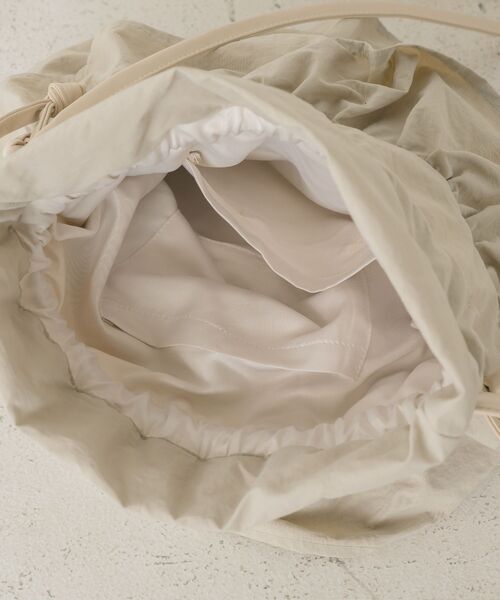 RETRO GIRL（レトロガール）の「フリル巾着ショルダーバッグ（ショルダーバッグ・レディース・ブラック/ナチュラル/ライトグレー・ONE SIZE）」の5枚目の写真