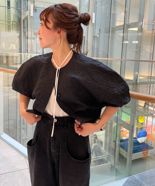 KBF（ケイビーエフ）の「ジャガードショートトップス（シャツ/ブラウス・レディース・オフホワイト/ブラック・ONE）」の2枚目の写真