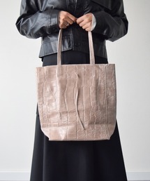 andrea cardone（アンドレアカルドネ）の「【ANDREA CARDONE】ファスナー付き型押しレザートートバッグ(Q36608)（トートバッグ）」