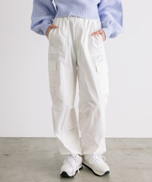 OLIVE des OLIVE（オリーブデオリーブ）の「【WEB限定】裾しぼりゆるカーゴパンツ　1032020070（カーゴパンツ・レディース・アイボリー/サックスブルー/カーキ/ブラック/ピンク/ラベンダー/チャコールグレー/オフホワイト・FREE）」の2枚目の写真