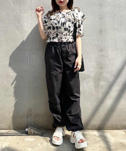 OLIVE des OLIVE（オリーブデオリーブ）の「【WEB限定】裾しぼりゆるカーゴパンツ　1032020070（カーゴパンツ・レディース・アイボリー/サックスブルー/カーキ/ブラック/ピンク/ラベンダー/チャコールグレー/オフホワイト・FREE）」の22枚目の写真