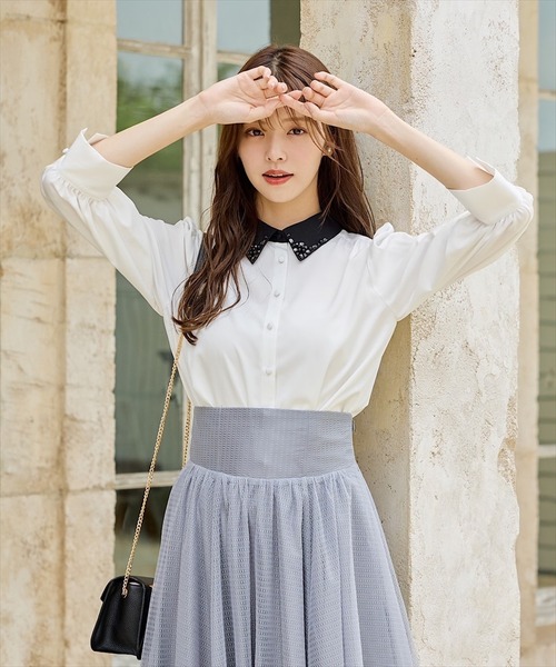 SWINGLE（スウィングル）の「ビジュー衿ショルダーギャザーシャツ