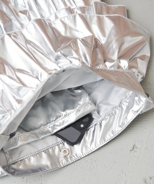 MERLOT（メルロー）の「メタリックフリルショルダーバッグ（ショルダーバッグ・レディース・ブラック/シルバー/ホワイト・FREE）」の10枚目の写真